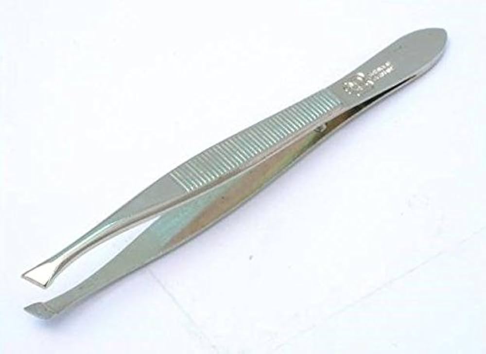 Tweezers to remove foreign objects from cuts